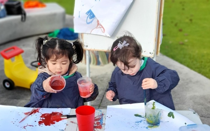 kids painting